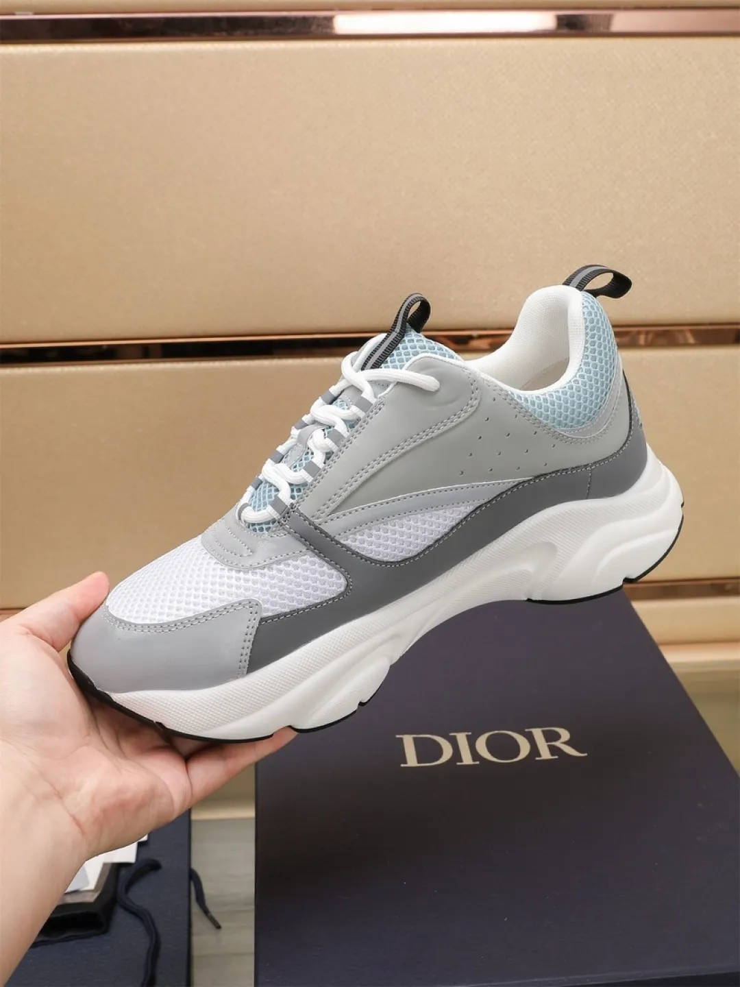 Men's shoes 💰P460💰【Dior】Dior✨ is online at the same time👏 This casual sneaker is a new product in the series and continues Di*r's classic style. The upper is made of original mesh and cow leather, with a two-color textured outsole, and the brand's iconic details on the rear collar and heel to enhance the style. Fashionable and versatile. Wear it with jeans or slacks for a casual look. Size: 38-44 (45 customized)